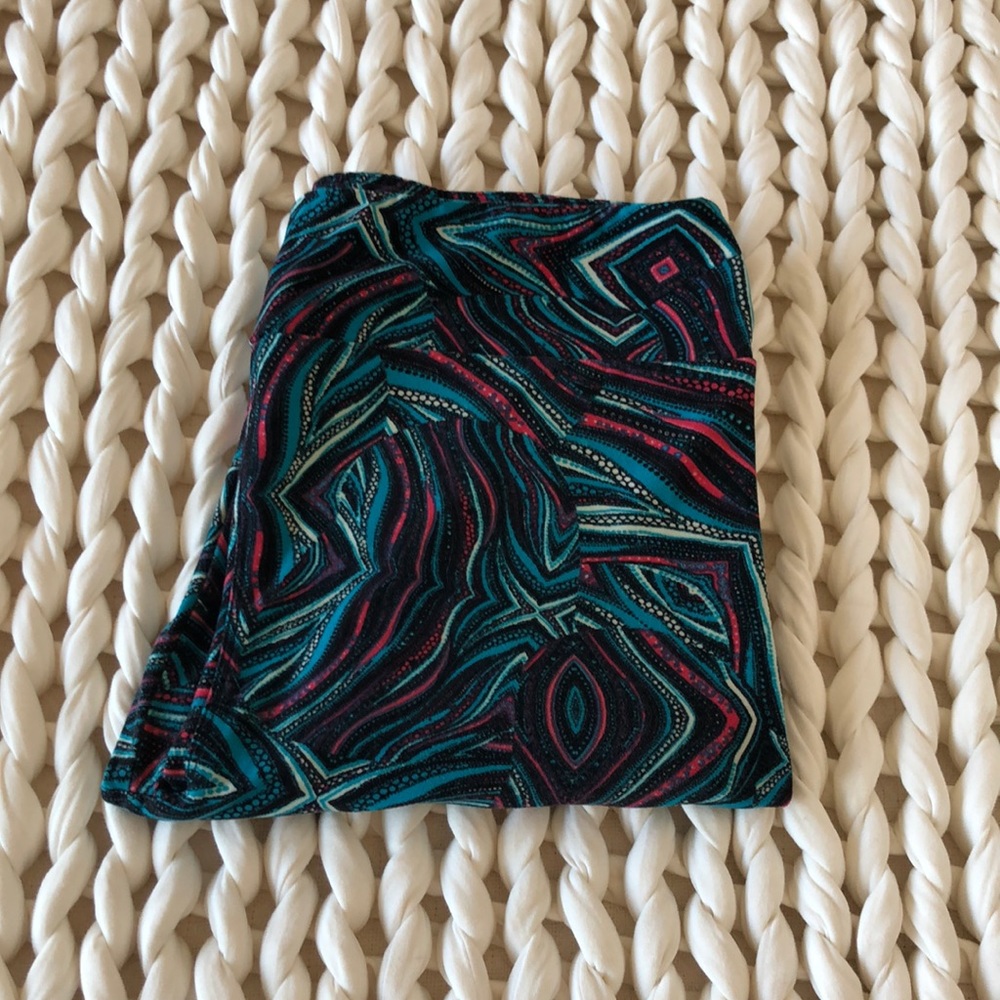 LIKE NEW LuLaRoe Tall & Curvy Printed Leggings - Picture 3 of 7